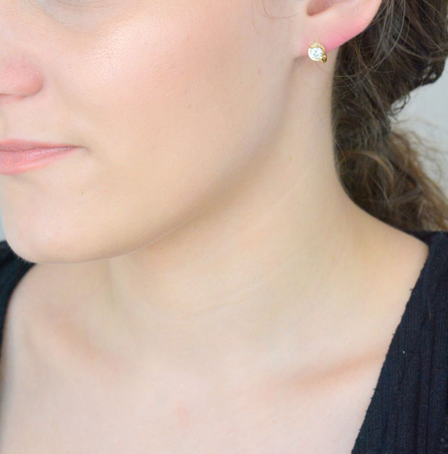 Kolczyki złote dla dziewczynki z okrągłą cyrkonią próba 585KL 3467. Eleganckie, złote kolczyki z cyrkonią i zapięciem angielskim to ponadczasowy wybór, który doda blasku każdej stylizacji. Wykonane z wysokiej jakości złota próby 585 1.jpg